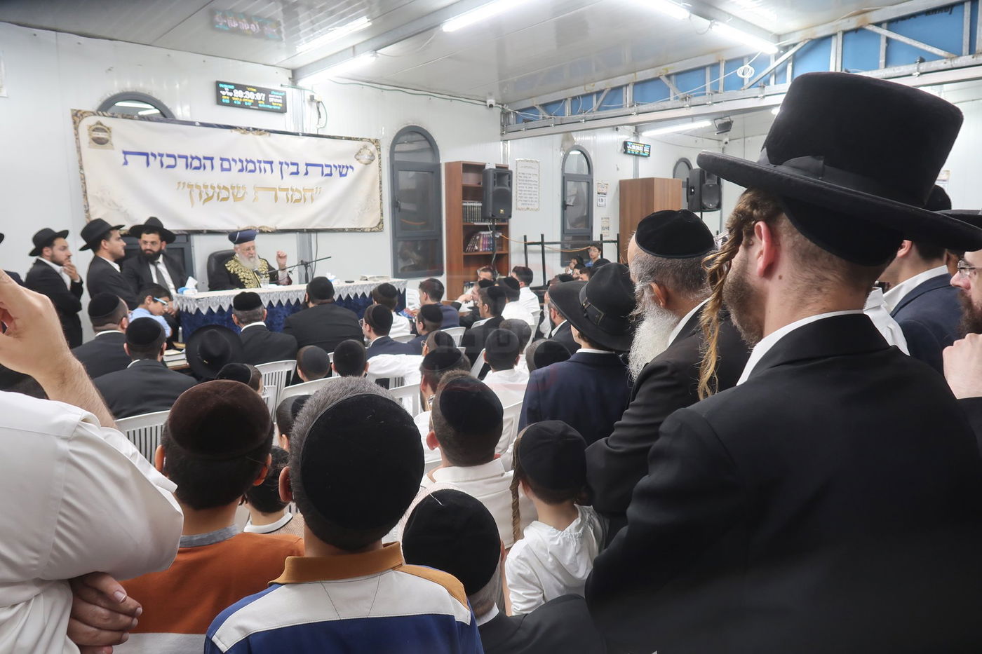הראשל"צ הגר"י יוסף במעמד פתיחת 'ישיבת בין הזמנים' בשיכון ו' בב"ב