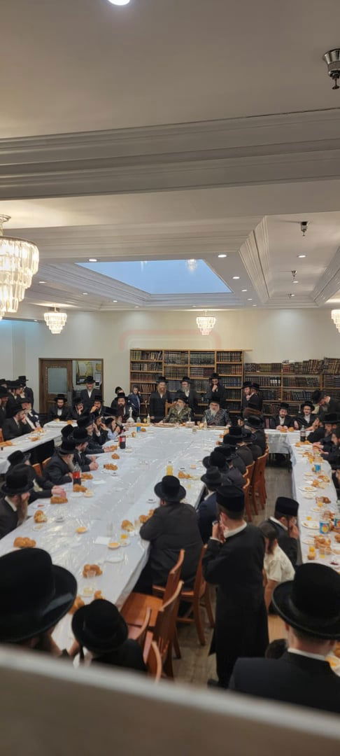 האדמו"רים מויז'ניץ לונדון - ויז'ניץ מונטריאול, בטיש מוצאי תשעה באב