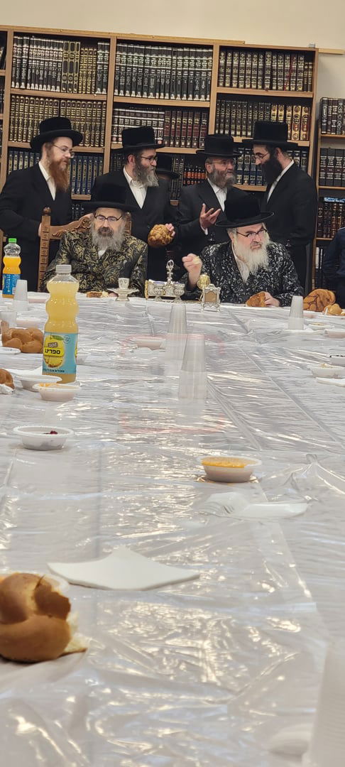 האדמו"רים מויז'ניץ לונדון - ויז'ניץ מונטריאול, בטיש מוצאי תשעה באב