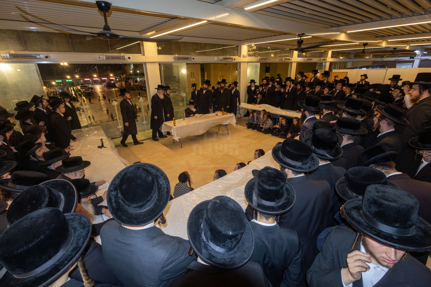 האדמו"ר מפינסק קרלין בטיש לחיים לאחר קידוש לבנה בצאת הצום