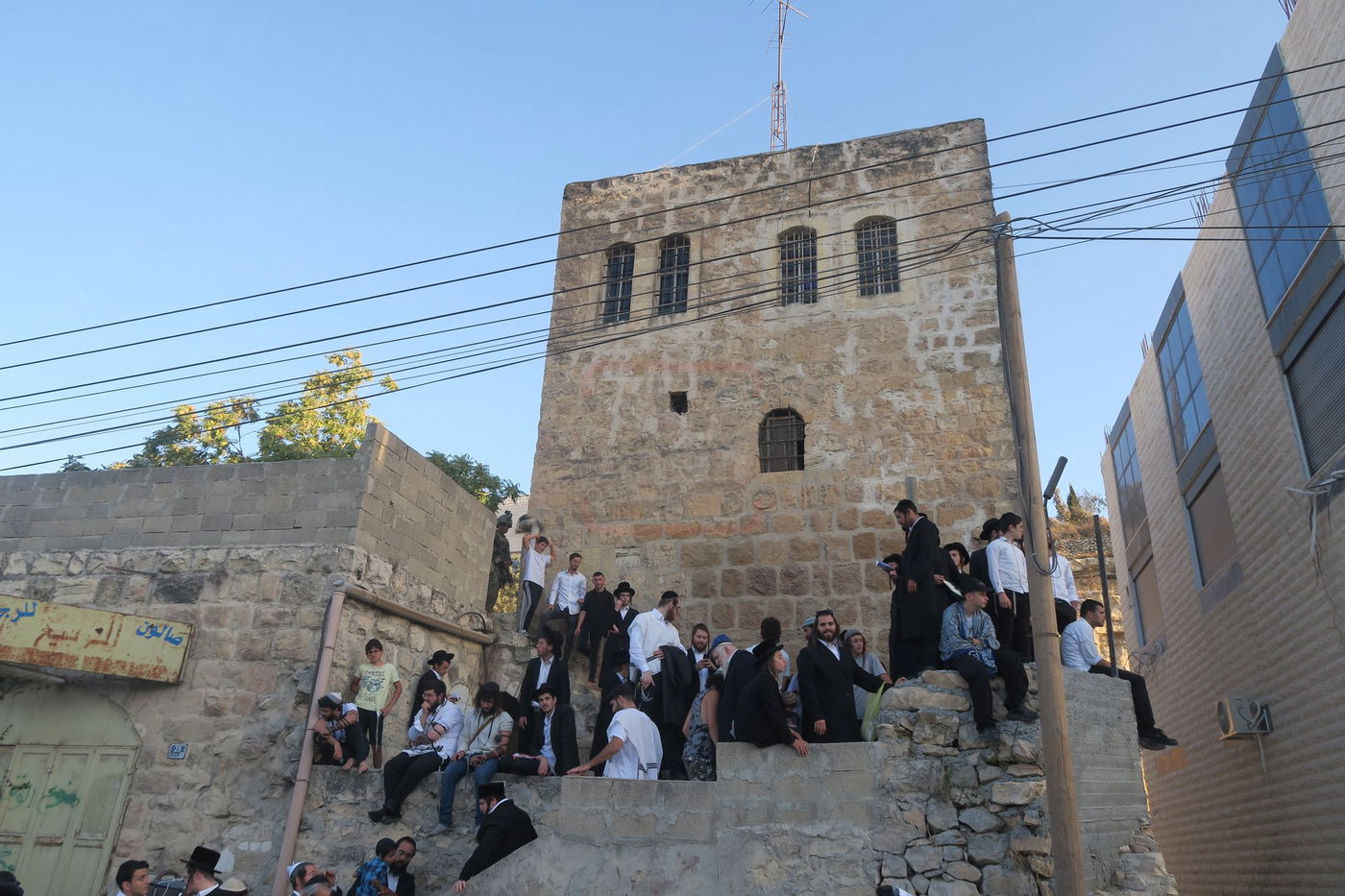 כניסה לקבר עתניאל בן קנז בחברון הפלסטינית בט' באב
