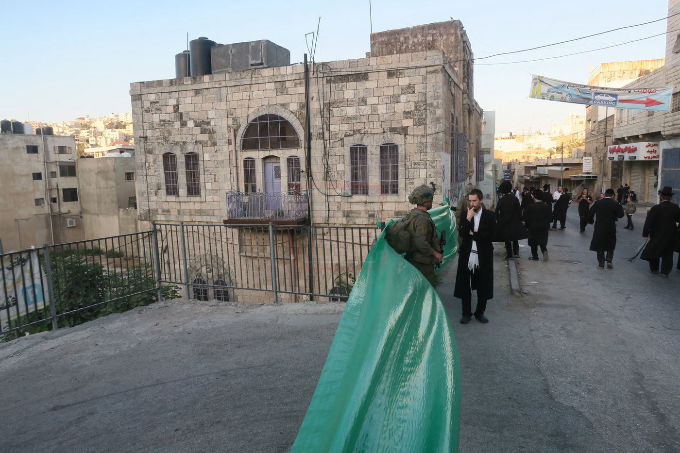 כניסה לקבר עתניאל בן קנז בחברון הפלסטינית בט' באב