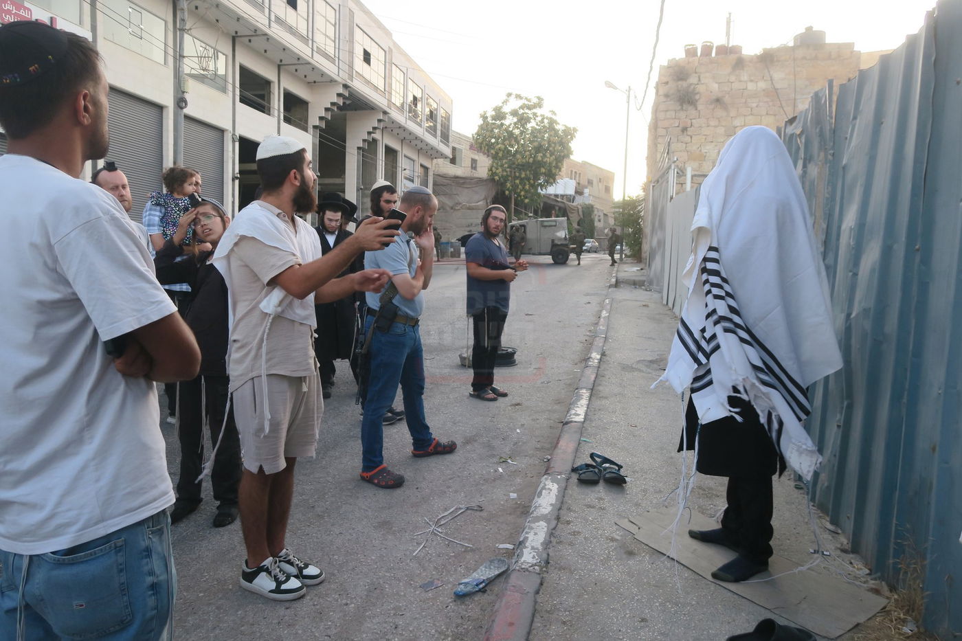 כניסה לקבר עתניאל בן קנז בחברון הפלסטינית בט' באב