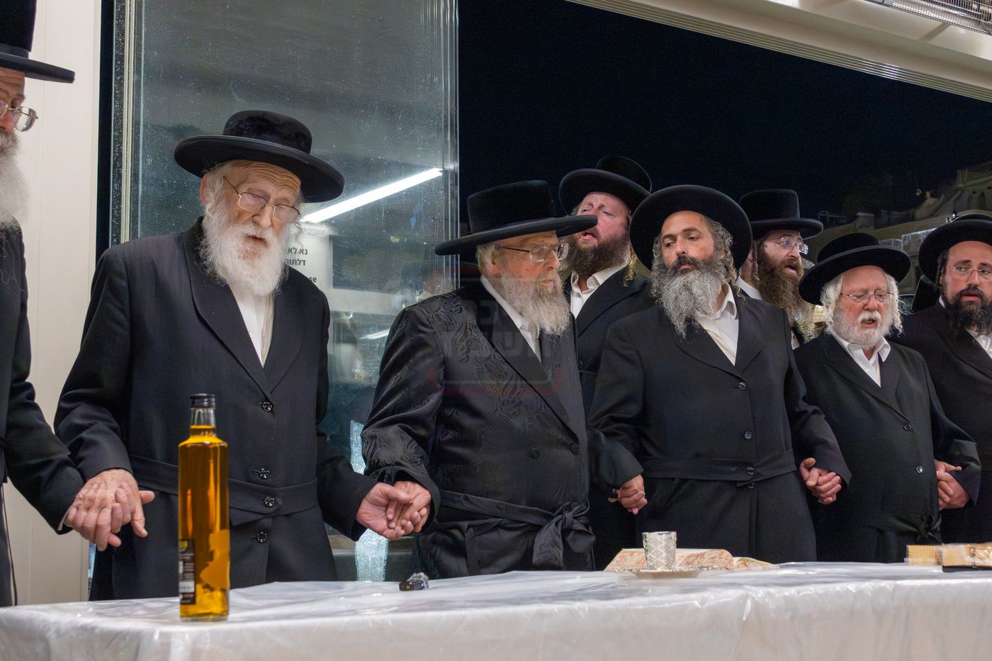 האדמו"ר מפינסק קרלין בטיש לחיים לאחר קידוש לבנה בצאת הצום