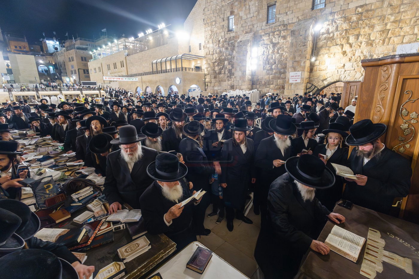 האדמו"ר מפינסק קרלין בכותל המערבי בצאת הצום