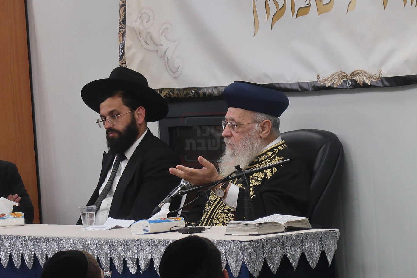 הראשל"צ הגר"י יוסף במעמד פתיחת 'ישיבת בין הזמנים' בשיכון ו' בב"ב