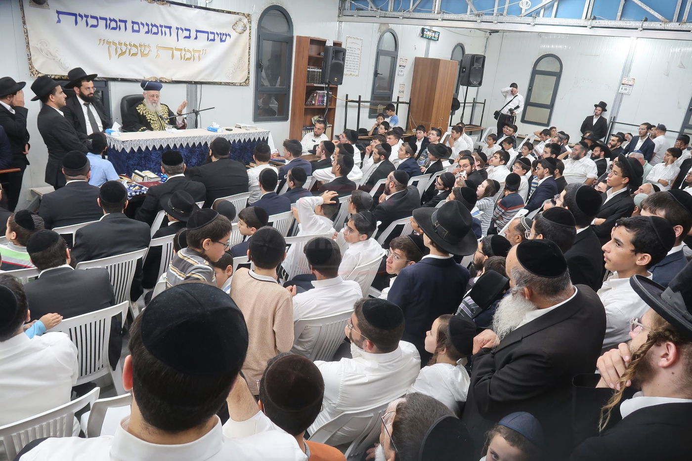 הראשל"צ הגר"י יוסף במעמד פתיחת 'ישיבת בין הזמנים' בשיכון ו' בב"ב