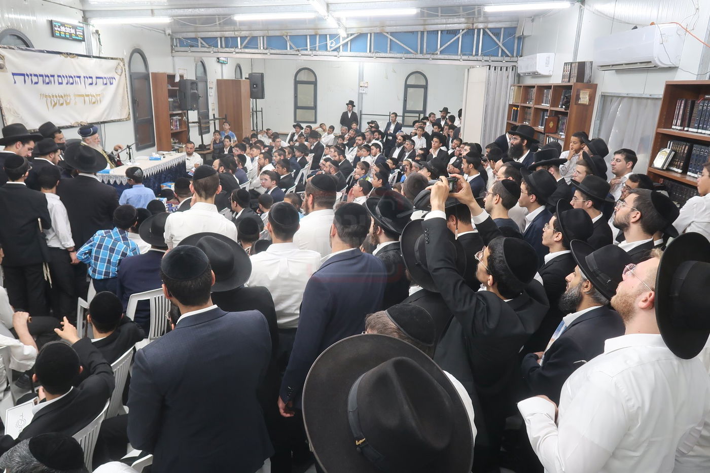 הראשל"צ הגר"י יוסף במעמד פתיחת 'ישיבת בין הזמנים' בשיכון ו' בב"ב