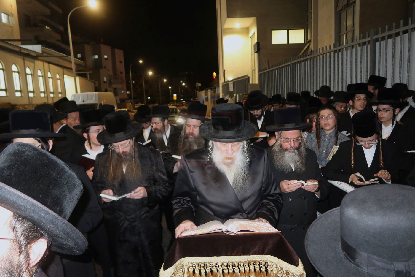 תשעה באב בחצה"ק טשארנאביל 