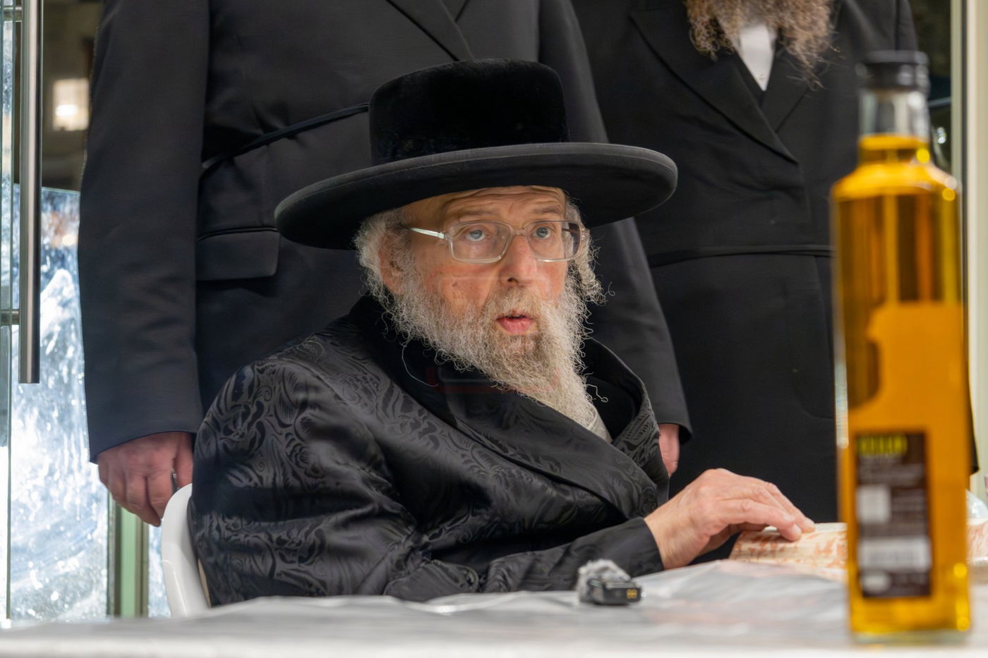 האדמו"ר מפינסק קרלין בטיש לחיים לאחר קידוש לבנה בצאת הצום