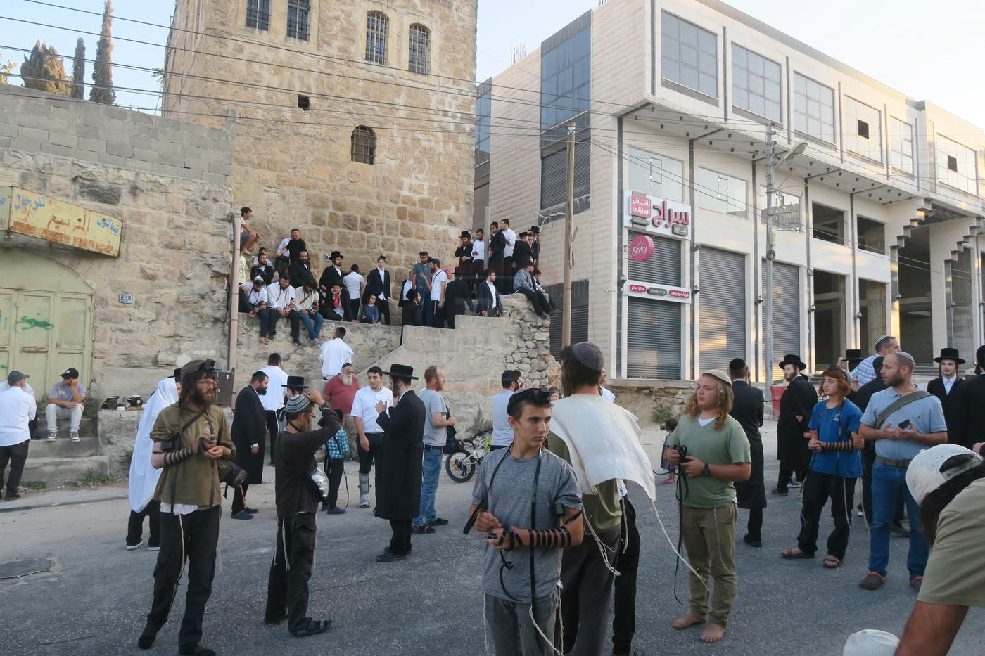 כניסה לקבר עתניאל בן קנז בחברון הפלסטינית בט' באב