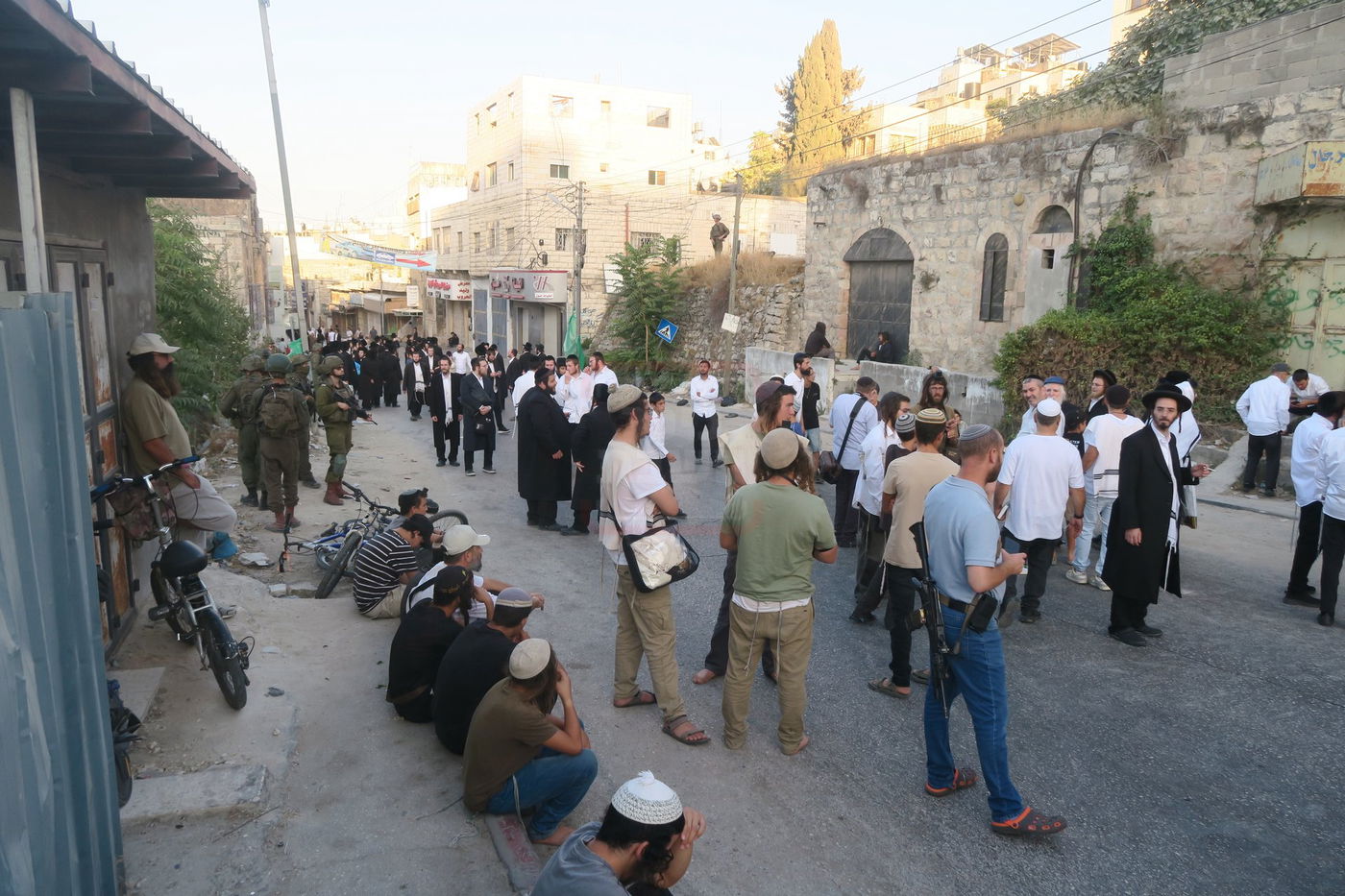 כניסה לקבר עתניאל בן קנז בחברון הפלסטינית בט' באב