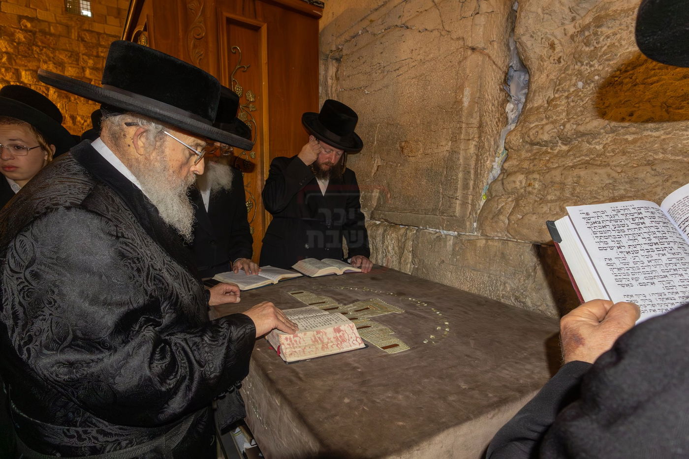 האדמו"ר מפינסק קרלין בכותל המערבי בצאת הצום