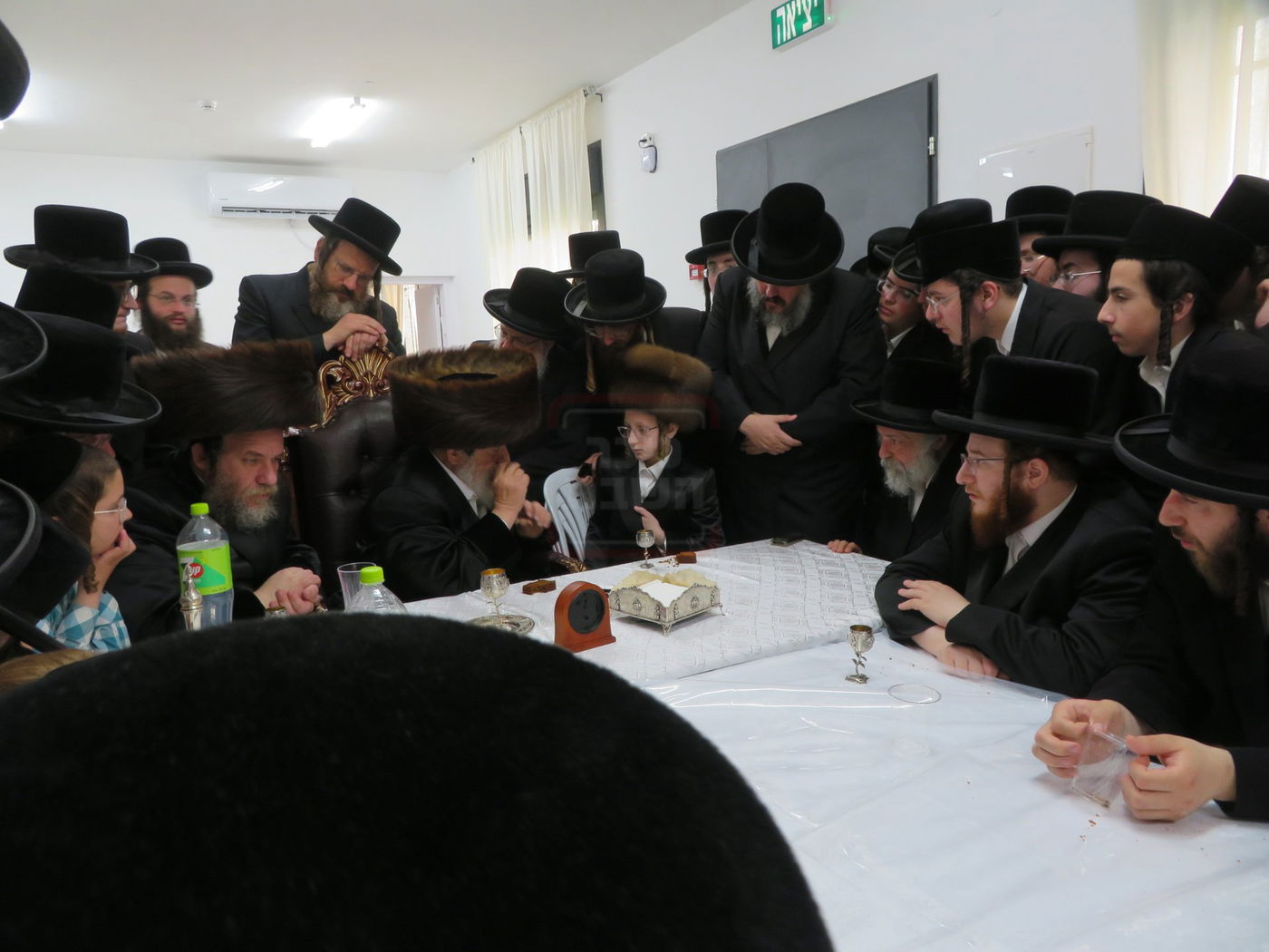 האדמו"ר מויז'ניץ בהנחת תפילין לנכדו משה יהושע הגר