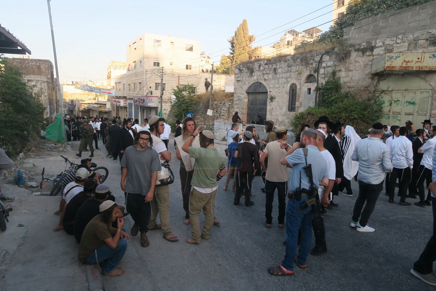כניסה לקבר עתניאל בן קנז בחברון הפלסטינית בט' באב