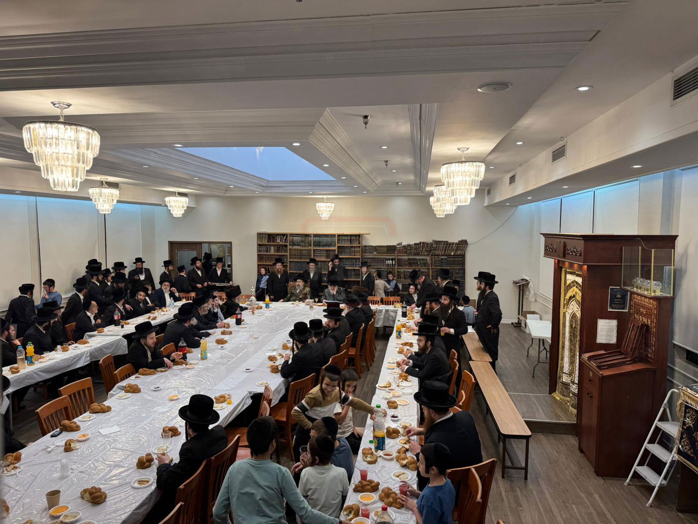 האדמו"רים מויז'ניץ לונדון - ויז'ניץ מונטריאול, בטיש מוצאי תשעה באב