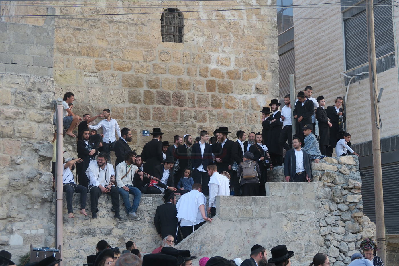 כניסה לקבר עתניאל בן קנז בחברון הפלסטינית בט' באב