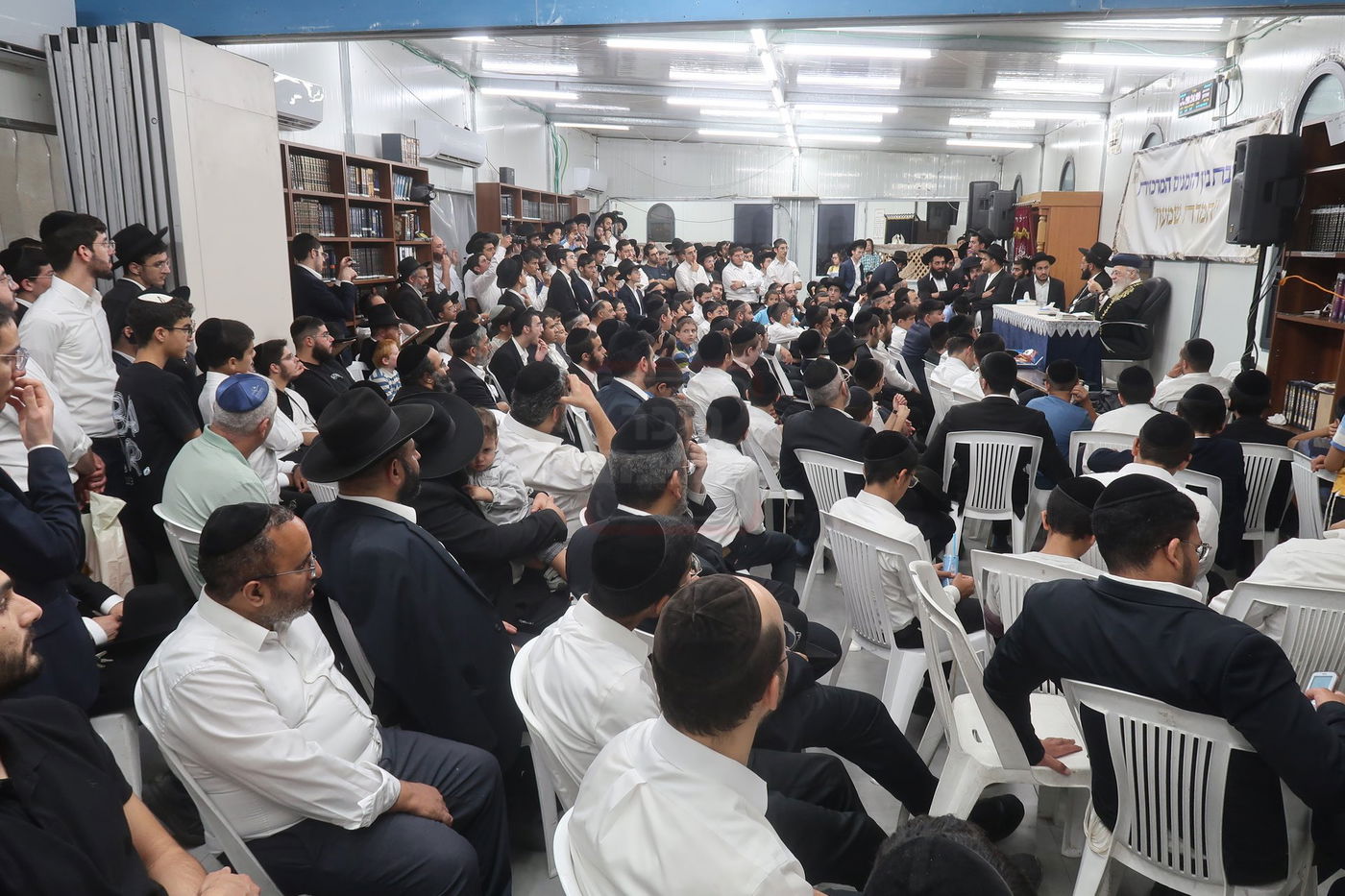 הראשל"צ הגר"י יוסף במעמד פתיחת 'ישיבת בין הזמנים' בשיכון ו' בב"ב