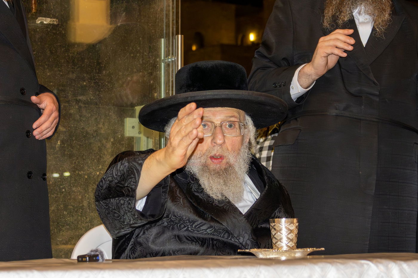 האדמו"ר מפינסק קרלין בטיש לחיים לאחר קידוש לבנה בצאת הצום