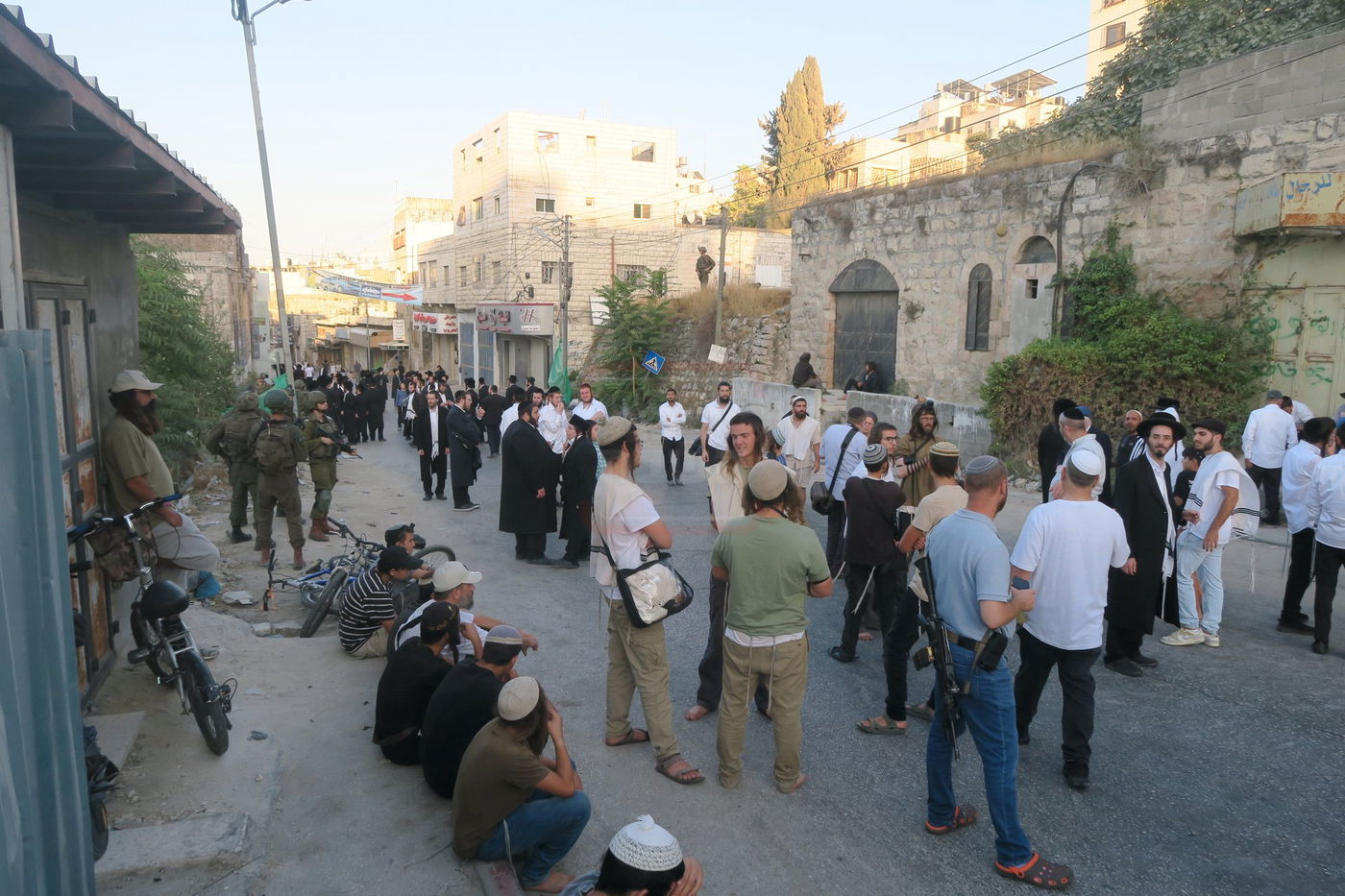 כניסה לקבר עתניאל בן קנז בחברון הפלסטינית בט' באב