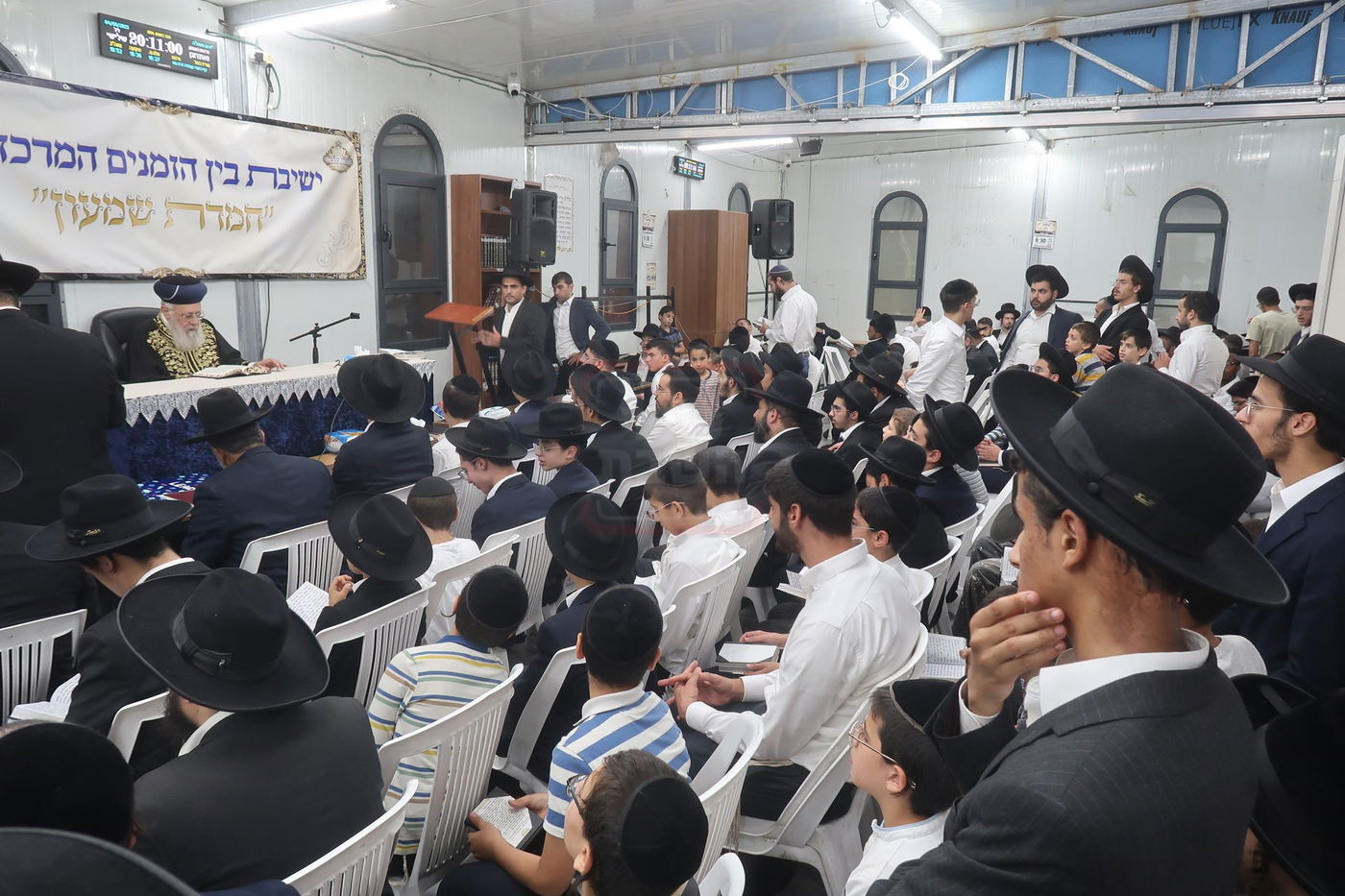 הראשל"צ הגר"י יוסף במעמד פתיחת 'ישיבת בין הזמנים' בשיכון ו' בב"ב