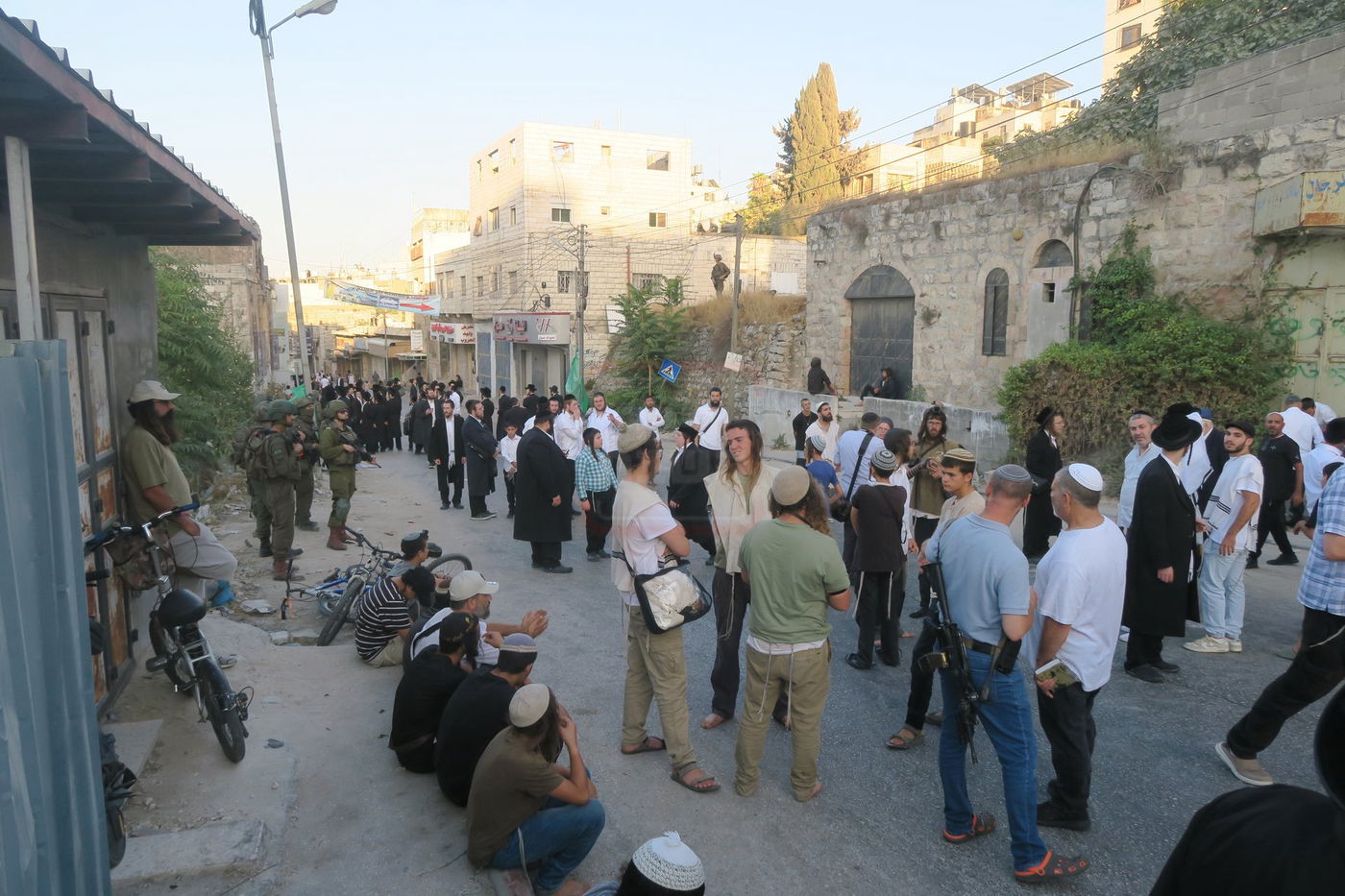 כניסה לקבר עתניאל בן קנז בחברון הפלסטינית בט' באב