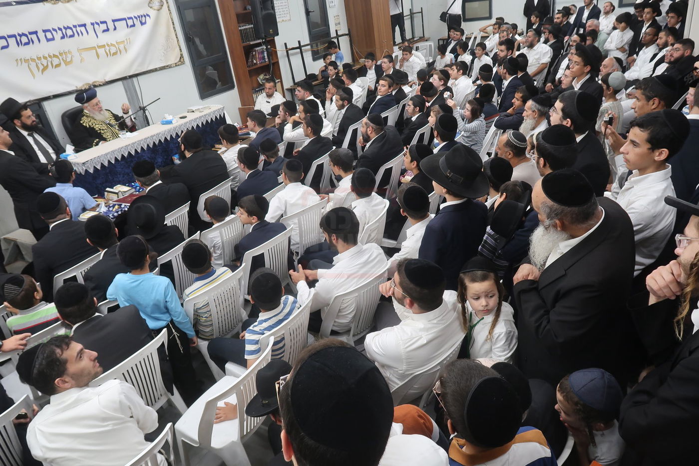 הראשל"צ הגר"י יוסף במעמד פתיחת 'ישיבת בין הזמנים' בשיכון ו' בב"ב
