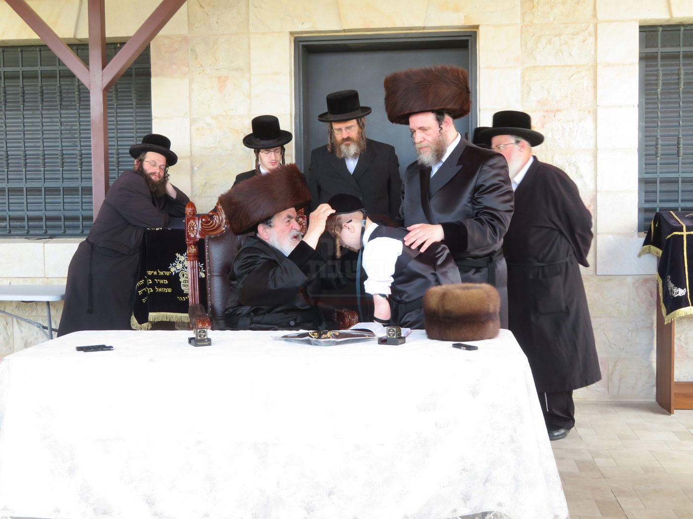 האדמו"ר מויז'ניץ בהנחת תפילין לנכדו משה יהושע הגר