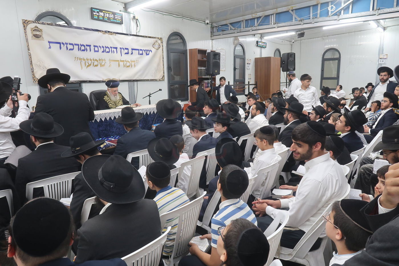 הראשל"צ הגר"י יוסף במעמד פתיחת 'ישיבת בין הזמנים' בשיכון ו' בב"ב