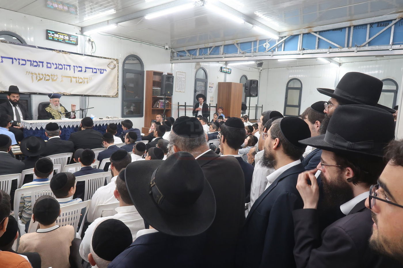 הראשל"צ הגר"י יוסף במעמד פתיחת 'ישיבת בין הזמנים' בשיכון ו' בב"ב