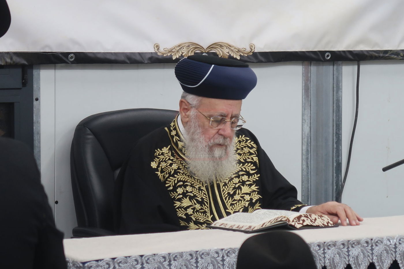 הראשל"צ הגר"י יוסף במעמד פתיחת 'ישיבת בין הזמנים' בשיכון ו' בב"ב