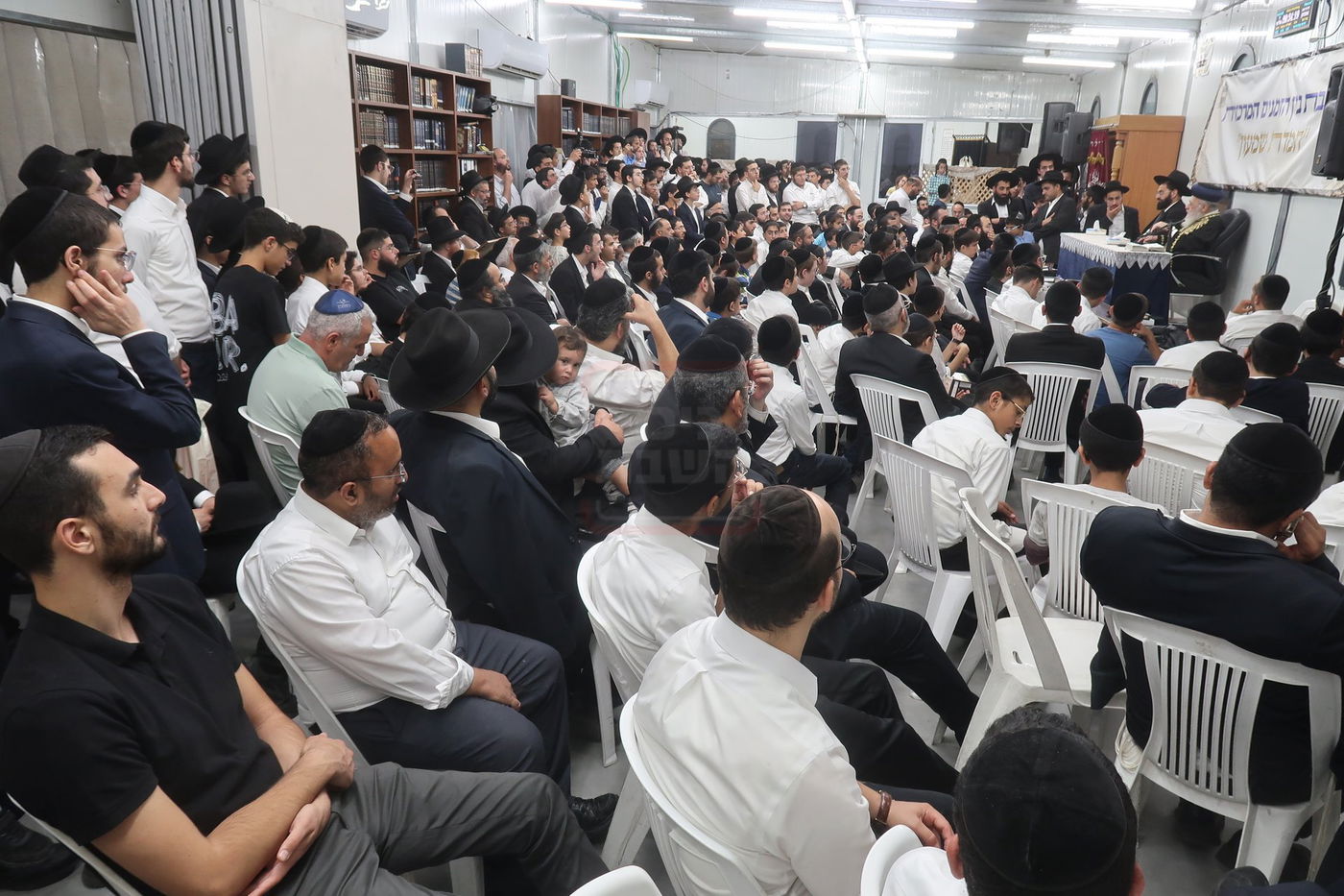 הראשל"צ הגר"י יוסף במעמד פתיחת 'ישיבת בין הזמנים' בשיכון ו' בב"ב