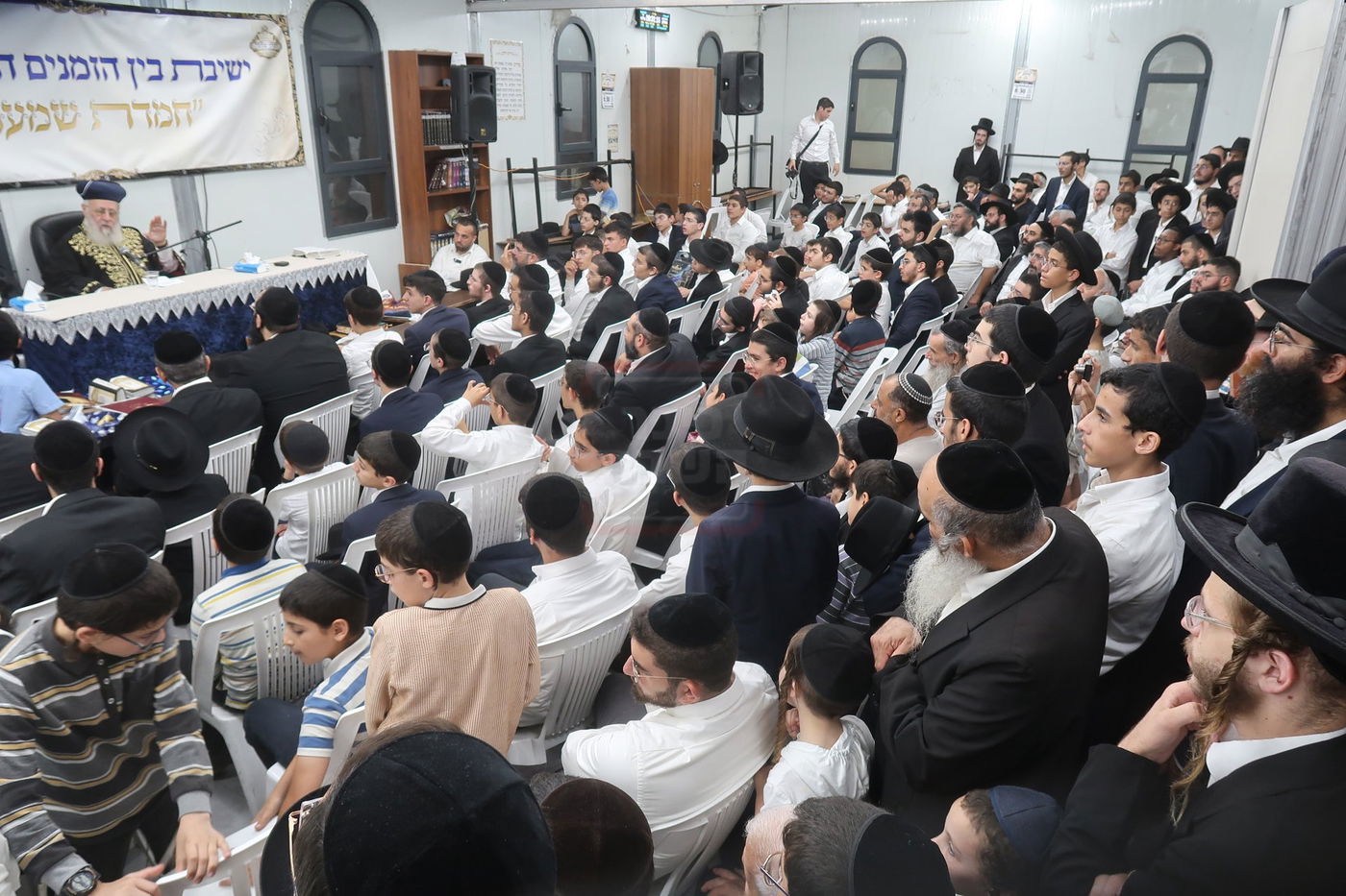 הראשל"צ הגר"י יוסף במעמד פתיחת 'ישיבת בין הזמנים' בשיכון ו' בב"ב