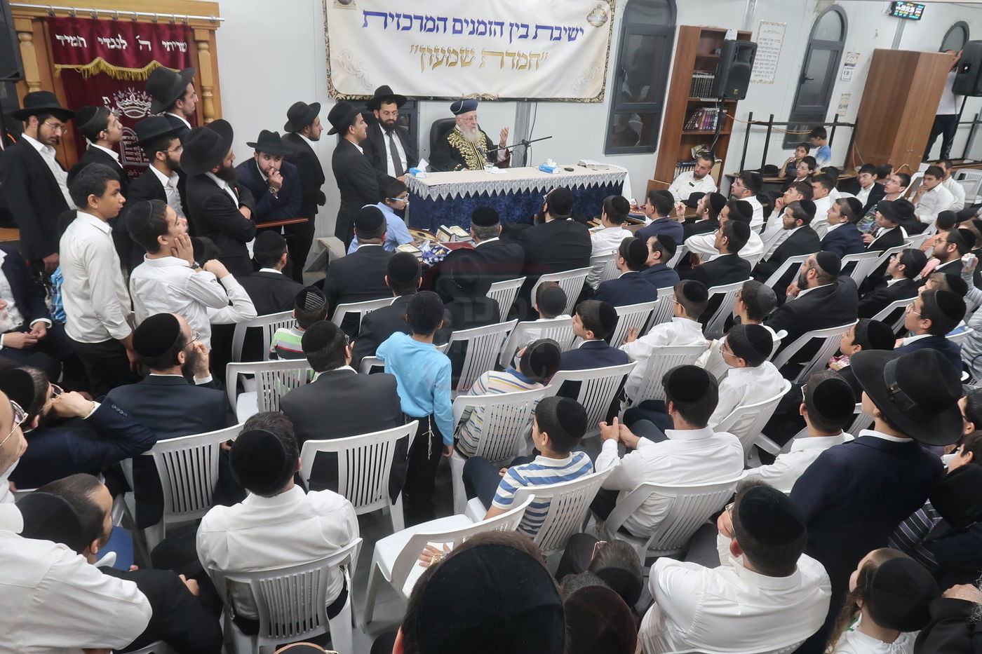 הראשל"צ הגר"י יוסף במעמד פתיחת 'ישיבת בין הזמנים' בשיכון ו' בב"ב