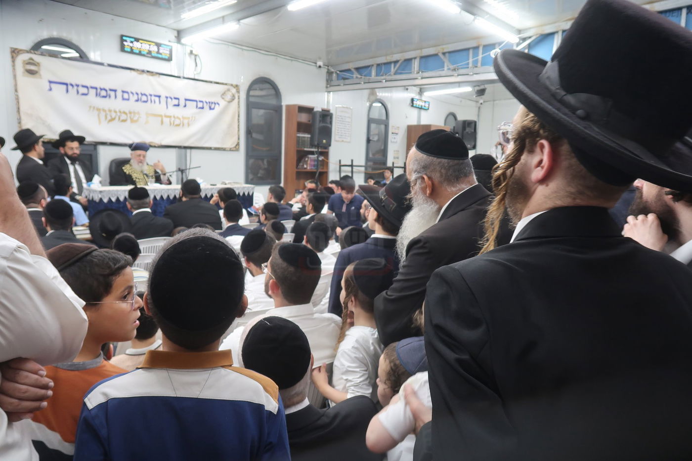 הראשל"צ הגר"י יוסף במעמד פתיחת 'ישיבת בין הזמנים' בשיכון ו' בב"ב