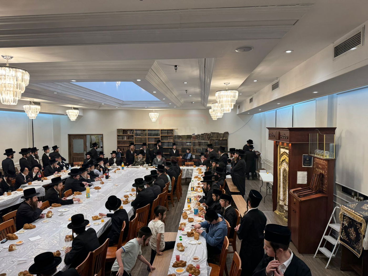 האדמו"רים מויז'ניץ לונדון - ויז'ניץ מונטריאול, בטיש מוצאי תשעה באב