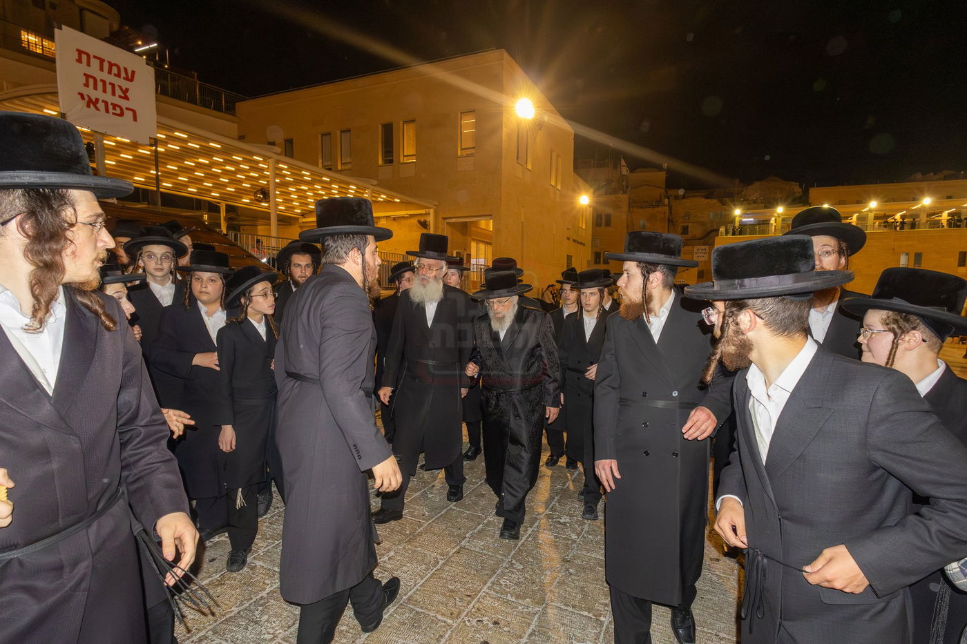 האדמו"ר מפינסק קרלין בטיש לחיים לאחר קידוש לבנה בצאת הצום