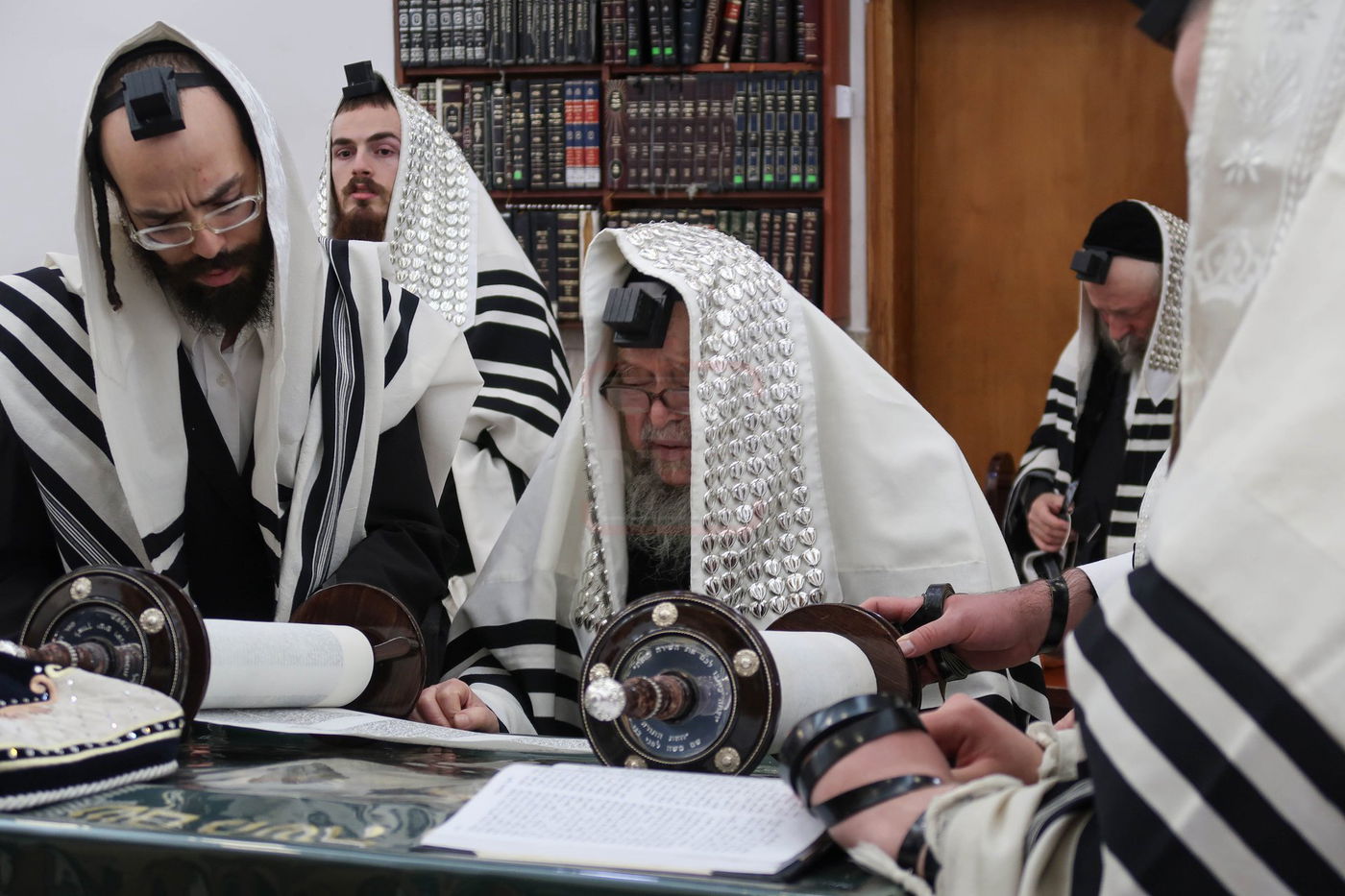 תשעה באב אצל אדמו"ר מקרעטשניף סיגעט - בקריאת התורה