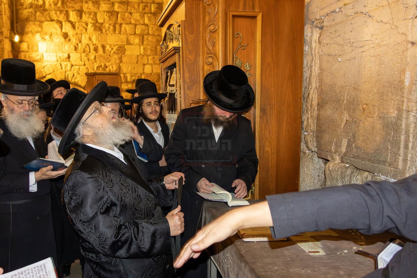 האדמו"ר מפינסק קרלין בכותל המערבי בצאת הצום