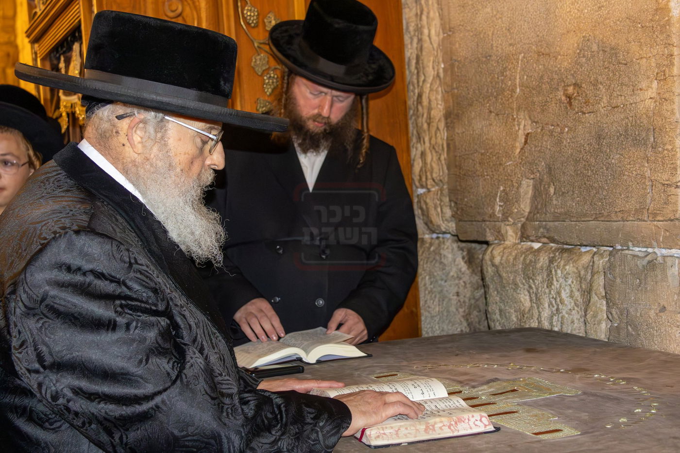 האדמו"ר מפינסק קרלין בכותל המערבי בצאת הצום