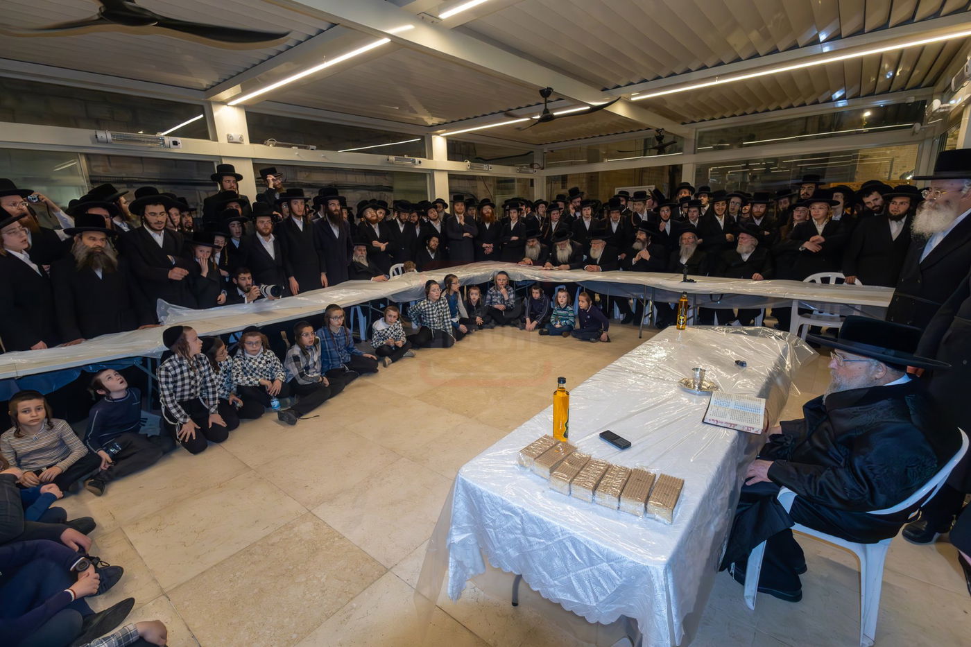 האדמו"ר מפינסק קרלין בטיש לחיים לאחר קידוש לבנה בצאת הצום