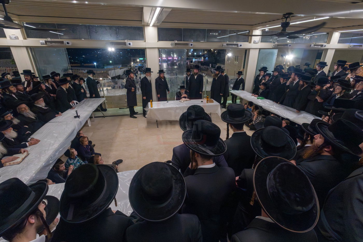 האדמו"ר מפינסק קרלין בטיש לחיים לאחר קידוש לבנה בצאת הצום