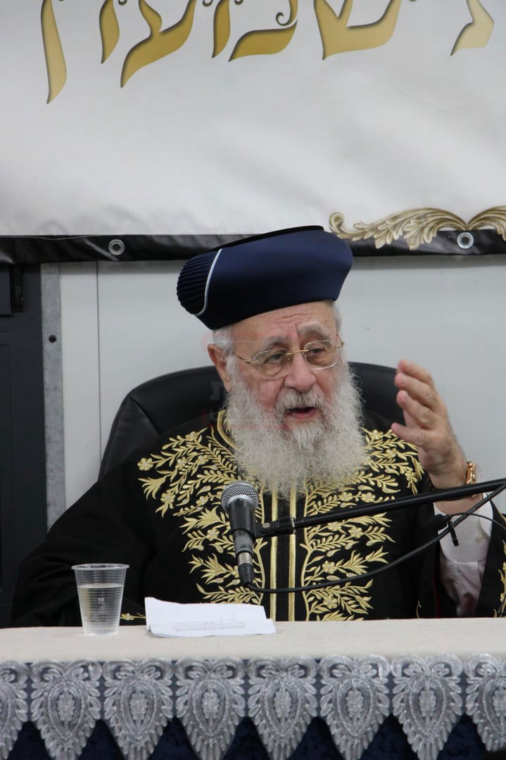 הראשל"צ הגר"י יוסף במעמד פתיחת 'ישיבת בין הזמנים' בשיכון ו' בב"ב