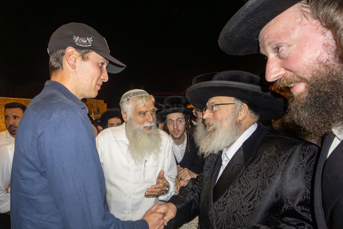 האדמו"ר מפינסק קרלין עם ג'ארד קושנר בכותל המערבי בצאת הצום