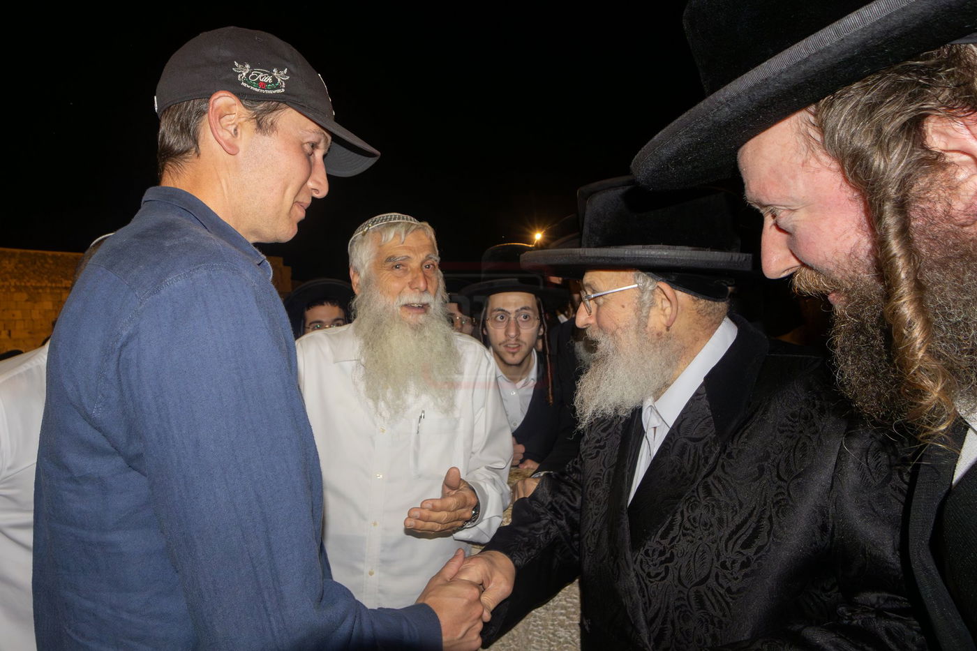 האדמו"ר מפינסק קרלין עם ג'ארד קושנר בכותל המערבי בצאת הצום