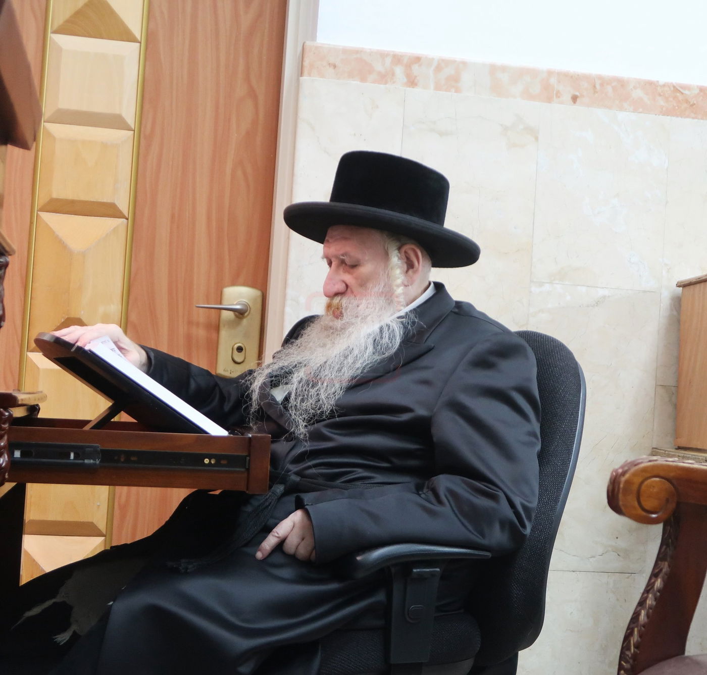 תשעה באב בחצה"ק טשארנאביל 