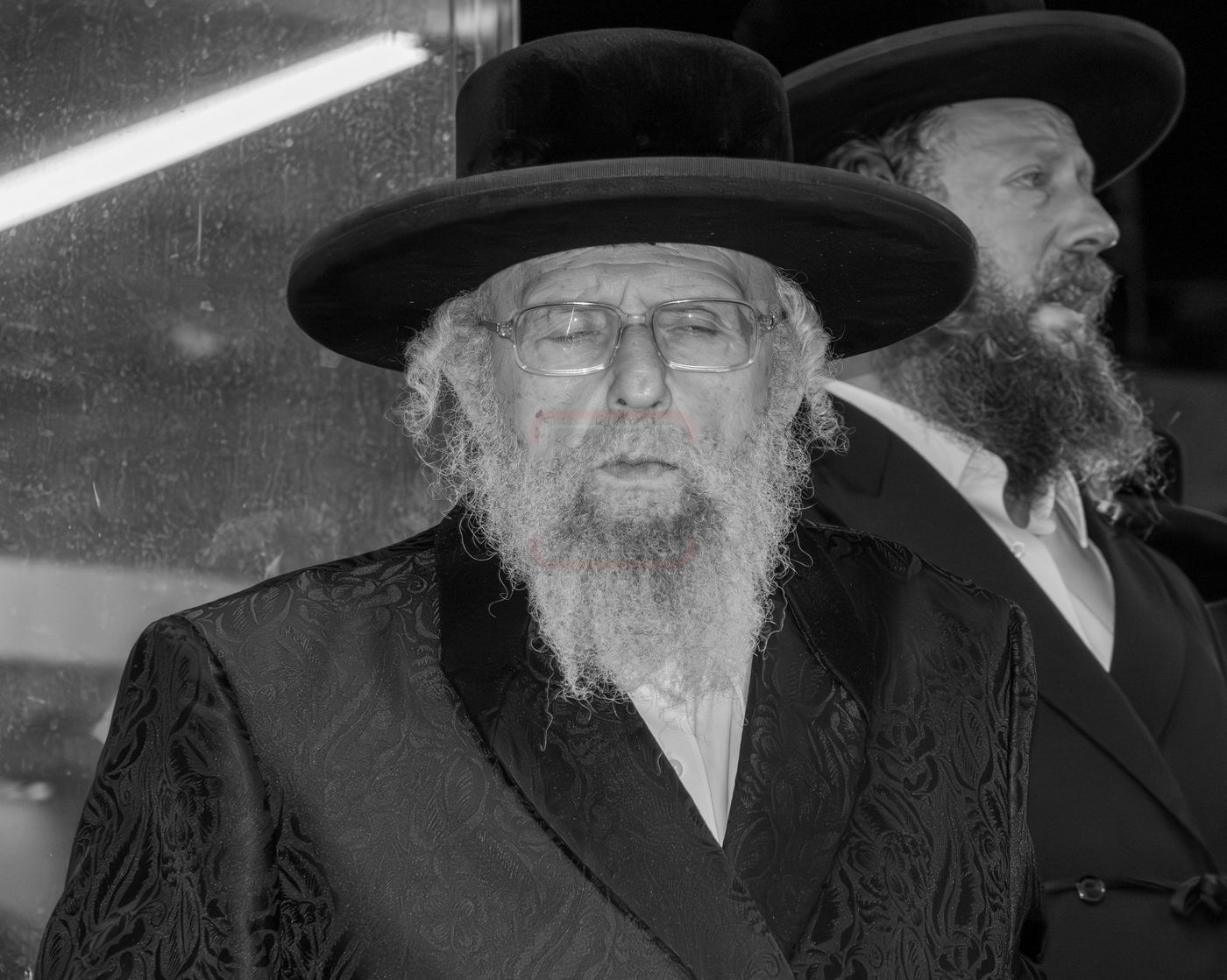 האדמו"ר מפינסק קרלין בטיש לחיים לאחר קידוש לבנה בצאת הצום