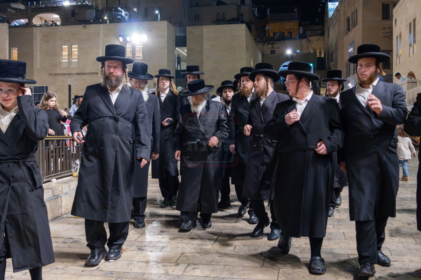 האדמו"ר מפינסק קרלין בכותל המערבי בצאת הצום