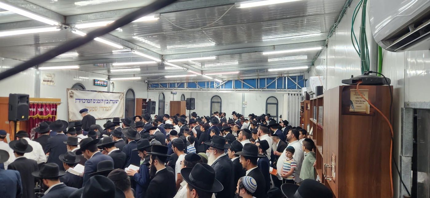 הראשל"צ הגר"י יוסף במעמד פתיחת 'ישיבת בין הזמנים' בשיכון ו' בב"ב