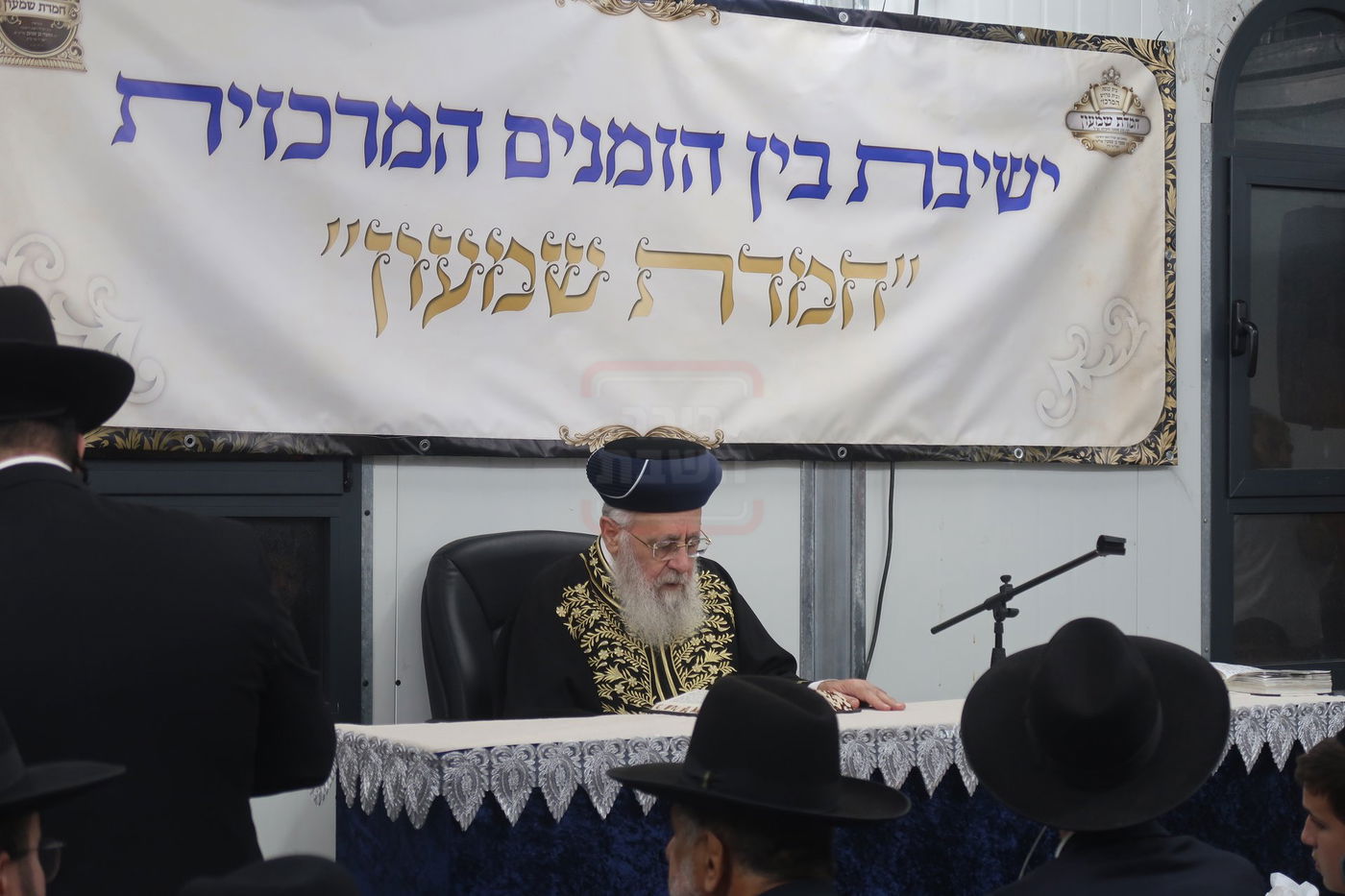 הראשל"צ הגר"י יוסף במעמד פתיחת 'ישיבת בין הזמנים' בשיכון ו' בב"ב